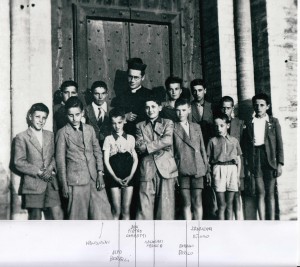 Don Pietro con i ragazzi della sua parrocchia di Quarantoli nel 1943