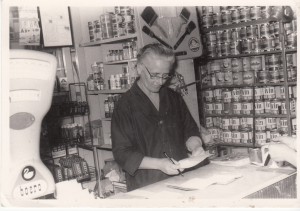 1960-Saide-Calanca-insieme-al-marito-Antonio-Montanari-gestiva-un-negozio-di-colori-nello-stradello-del-Lotto.-per-gent.conc_.-della-famiglia