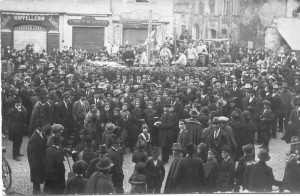 1915-Corso-mascherato-in-piazza-Costituente-gent.conc_.