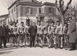 1955-Ciclismo-la-formazione-della-F.C.Mirandolese
