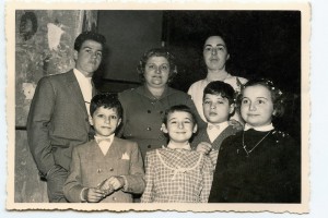 1955-Festa-dei-Bimbi-in-Teatro-Nuovo-Massimo-Secchi-da-sx-Manuela-Alfredo-Roberta-Cesare-Rita-Marcella-gent.conc_.-Roberta-Pellacani