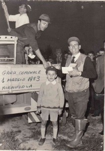 1963-Mirandola-Ettore-Guerra-premia-Fiorani-con-il-figlio-Nino-web
