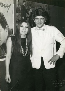 1968-Bussola-Club-Bruno-Ferrarini-con-la-cantante-dei-Jolly-gent.conc_.-Claudio-Sgarbanti
