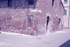 1970-Forse-la-casa-più-vecchia-di-Mirandola-Via-delle-Mura-ang.Via-Franciacorta-gent.conc_.-MarcoMascherini