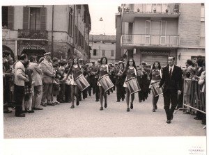 1972-Rassegna-bandistica-La-banda-cittadina-G-Andreoli-arriva-in-piazza-Conciliazione