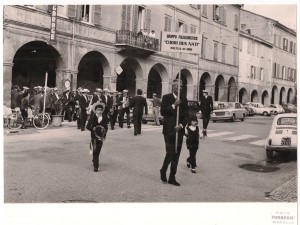 1972-Rassegna-bandistica-sflilata-gruppo-folcloristico-di-Rivolterra-del-Garda