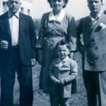 Il piccolo Franco Gambuzzi tra il nonno, la madre ed il padre
