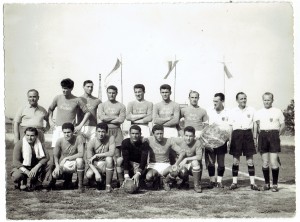 1957-torneo-dei-bar-squadra-del-Bar-Michele-a-sx-in-piedi-Castorri-Mario-Bacic-a-sx-in-ginocchio-Galavotti-Spartaco-Al-Cè-gent.conc_.Claudio-Sgarbanti