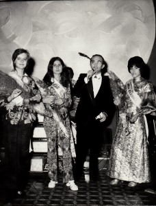 1970-Bussola-Club-festa-degli-studenti-premiazione-miss-gent.conc_.Mario-Gherardi