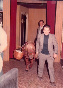 1974-Bussola-Club-Festa-della-castagna-Costa-Scadinela-con-il-suo-pony-gent.conc_.Mario-Gherardi