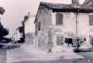 anni '50-'60. casa che si affaccia su via dei Quartieri da una parte e su via Franciacorta dall'altra.