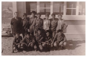 1964 Sergio Neri "monitore" (in piedi a sinistra) presso la colonia estiva di Saint-Hilaire sulla costa atlantica della Vandea 