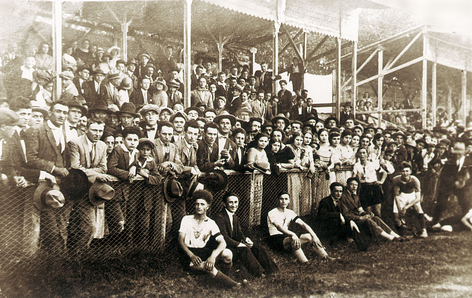 1920-Calcio-Mirandolese-la-tribuna-in-legno-Gent.conc_.-Alberto-Bombarda