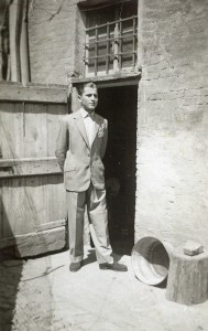 1937-Fiozzi-davanti-al-suo-forno-nel-Stradel-dal-Lott