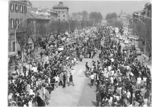 1972 -La Piazza Costituente gremita di gente