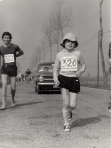 1972 - Il n.327 corre scalzo a causa del dolore ai piedi