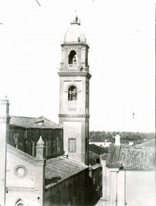  foto di fine '800 che mostra la configurazione definitiva del campanile.