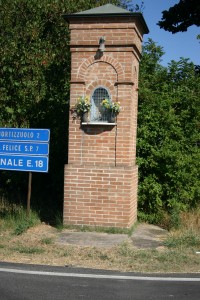 Colonna dedicata alla Madonna del Borghetto situata tra via Piovana e via Mazzone