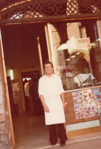 1960-Nino-Artioli-cameriere-del-Caffè-Pico