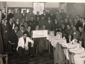 1953-Cena-dei-soci-della-Società-dal-Pigugnen-Sulla-sx-in-ginocchio-Sibel-Anderlini-titolare-della-Mensa-Popolare