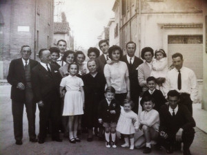 1963-Gruppo-di-famiglia-mirandolese-Incrocio-via-Castelfidardo-eMontanari-Franco-Gambuzzi