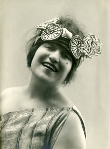 Una Fatima sorridente indossa un singolare copricapo