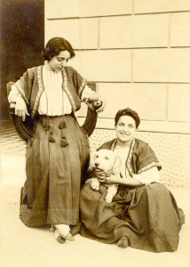 Emilia e Maria con identico abbigliamento all'orientale (Foto Mario Tabacchi, 14 agosto 1908)