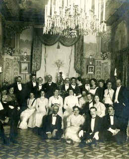 Villa Frassinesi, salone delle feste: invitati in posa in occasione del decennio artistico. (Foto A.Rabbi)