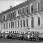 1915-Scuole-elemtari-pronti-per-una-passeggiata