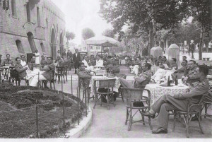1930 Milizia fascista davanti al caffè del castello anni 30