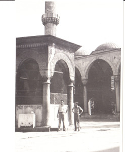 Istambul - Giorgio e Stefano nel cortine di una moschea