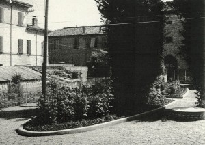 Anni '50, sulla destra tra le due piante il portone della fabbrica di cioccolato.