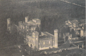 Facciata sud del Castello prima della edificazione delle ali laterali in una cartolina d'epoca (Finale Emilia, collezione L.Facchini)