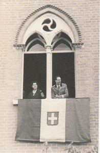 Il Principe Umberto di Savoia e la Contesa Elena di Carrobbio affacciati ad una finestra del castello, 1935 (Massa Finalese-Archivio Parrocchiale)