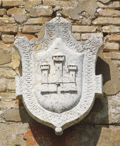 Lo stemma in marmo della famiglia Castelvetri