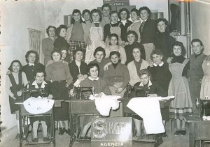 1950-Mirandola-Scuola-di-cucito-Singer-Gino-Ribuoli-Gent.conc_.-Roberto-Neri