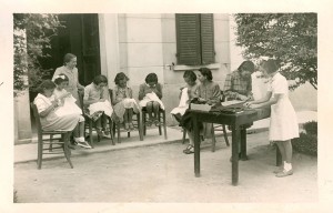 1955-Scuola-di-cucito-presso-lasili-di-via-Luosi
