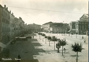 Mirandola-Piazza-Costituente-Gent.conc_.-Roberto-Neri