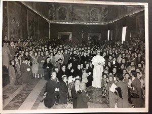1955-Mirandolesi-in-visita-al-Papa-Gent.conc_.Cristina-Francia