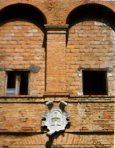 Particolare del loggiato del primo piano e stemma in marmo dei Castelvetri