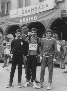 1974-Sgambada-Alberto-Bonomi-al-centro-con-alle-spalle-Loris-Medici-Gent.conc_.Alberto-Bonomi