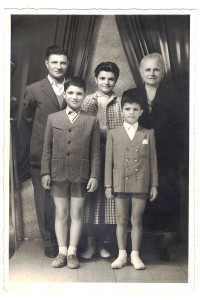 1954-I-bimbi-da-sx-Alfredo-Maria-Lena-Massimo-Paride-e-Filomena-madre-di-Paride-e-nonna.-Gent.conc_.Massimo-Secchi