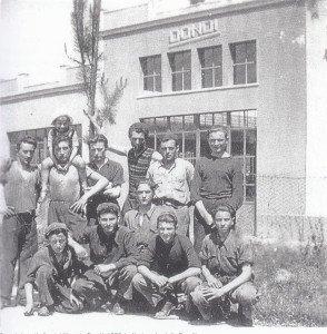 Operai davanti allo stabilimento Dondi, 1936.(collezione famiglia Dondi)