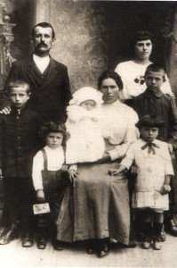 Nella foto, datata 1915, Pietro Dondi ha la mano destra sulla spalla di Genziano. La moglie Angiolina ha in braccio Giordano. Alla sua destra c'è Amulio, alla sua sinistra, dall'alto,Serena, Enrico e Redenta.
