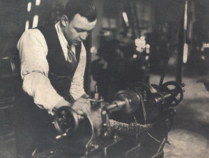 Gino Bortoli al tornio (Collezione famiglia Bortoli)