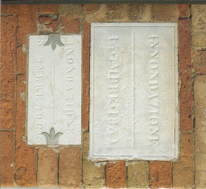 Livelli delle esondazioni sulla facciata della parrocchiale di Bomporto. 1840 e 1966