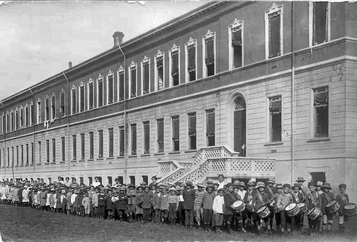 1915-Scuole-elemtari-pronti-per-una-passeggiata