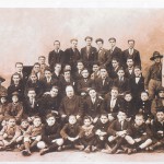 1919-Gruppo direduci mirandolesi della I Guerra Mondiale forma il Partito Popolare ed il primo gruppo Scout. Al centro Don Maletti gent.conc.Maria Luisa Gavioli
