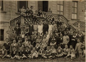 1928-Scuole-Elementari-Ginnasio-gent-conc-Anna-Maria-Veronesi-II°nella-scala-obliqua-Ermanno-Veronesi