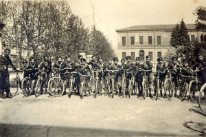 1935-Scuole-elementari-Balilla-in-bici
